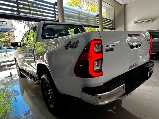 
								HILUX SRV full									