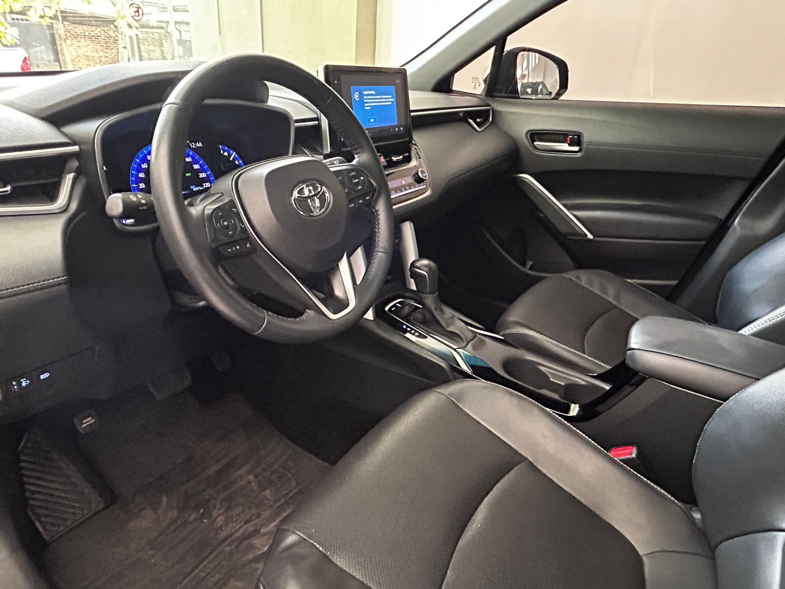 
								COROLLA CROSS full									