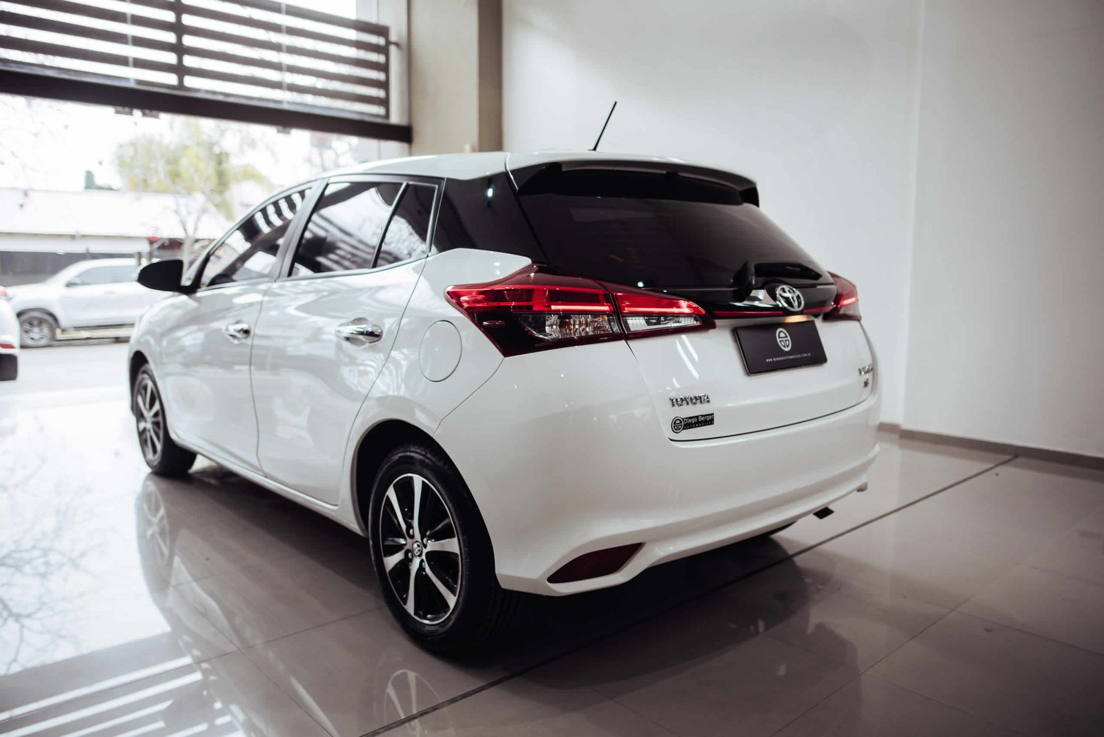 
 TOYOTA YARIS S 2018 CVT 1.5 85000km full									
