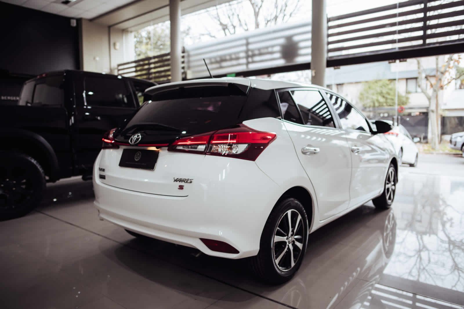 
 TOYOTA YARIS S 2018 CVT 1.5 85000km full									