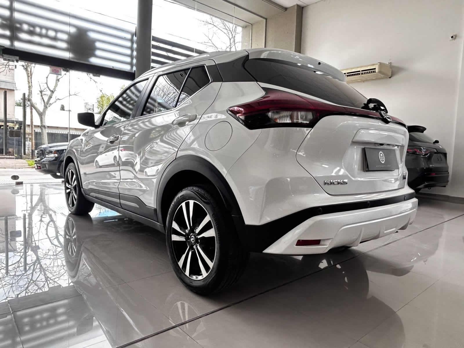 
 Nissan Kicks advance CVT 2021 16000 km full									