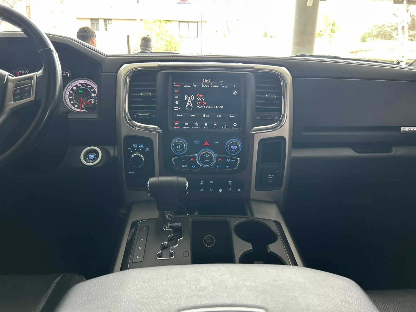
 RAM 1500 Laramie v8 2020 88000km full									