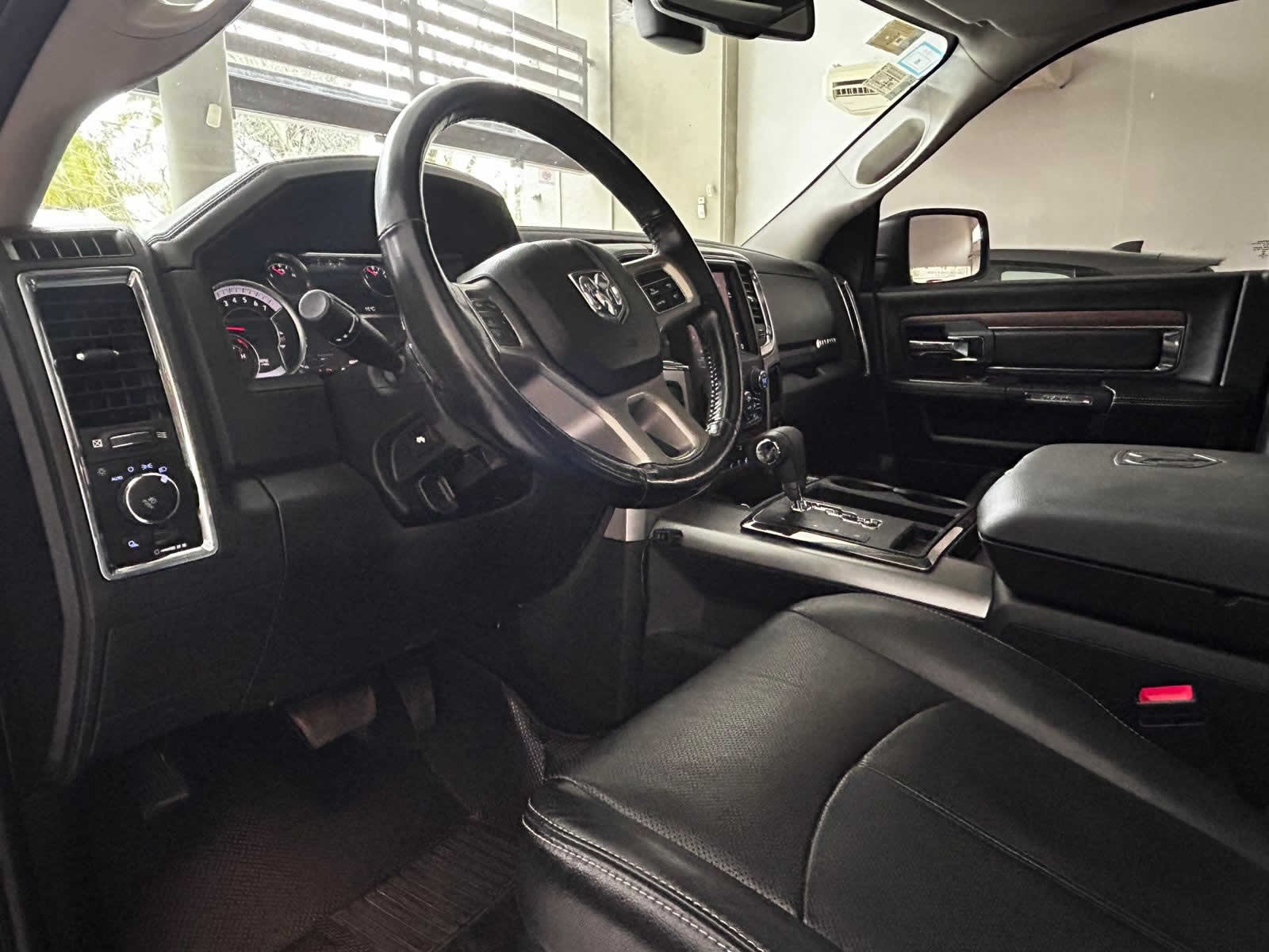 
 RAM 1500 Laramie v8 2020 88000km full									