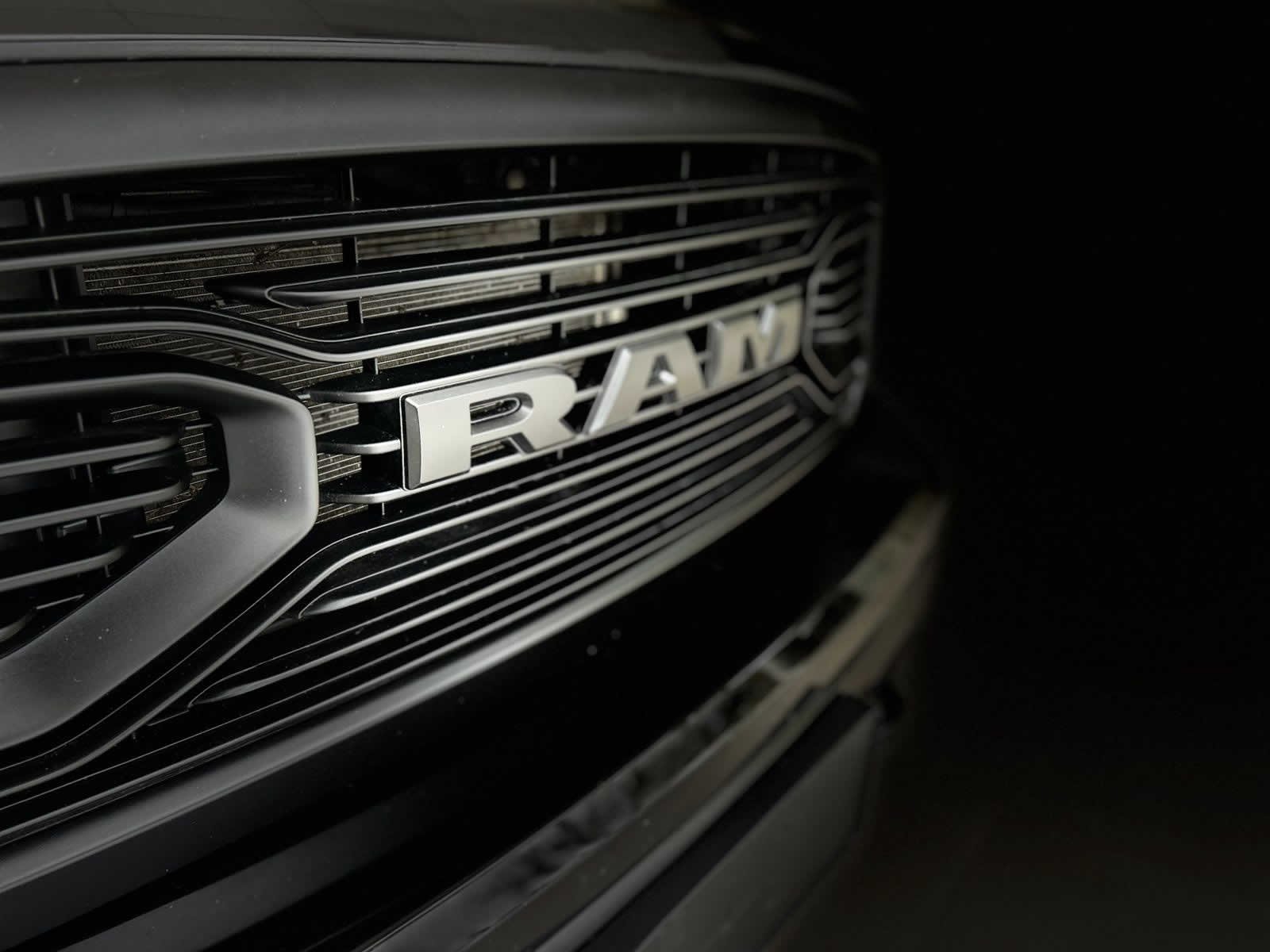 
 RAM 1500 Laramie v8 2020 88000km full									