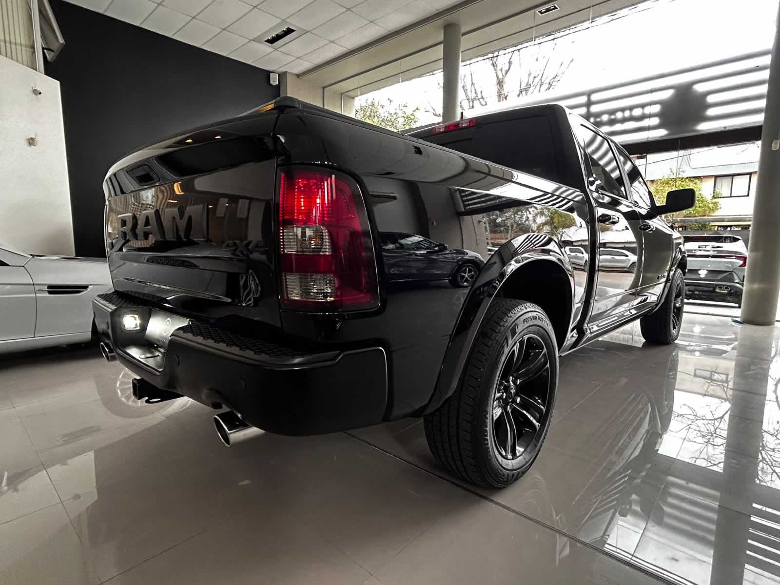 
 RAM 1500 Laramie v8 2020 88000km full									