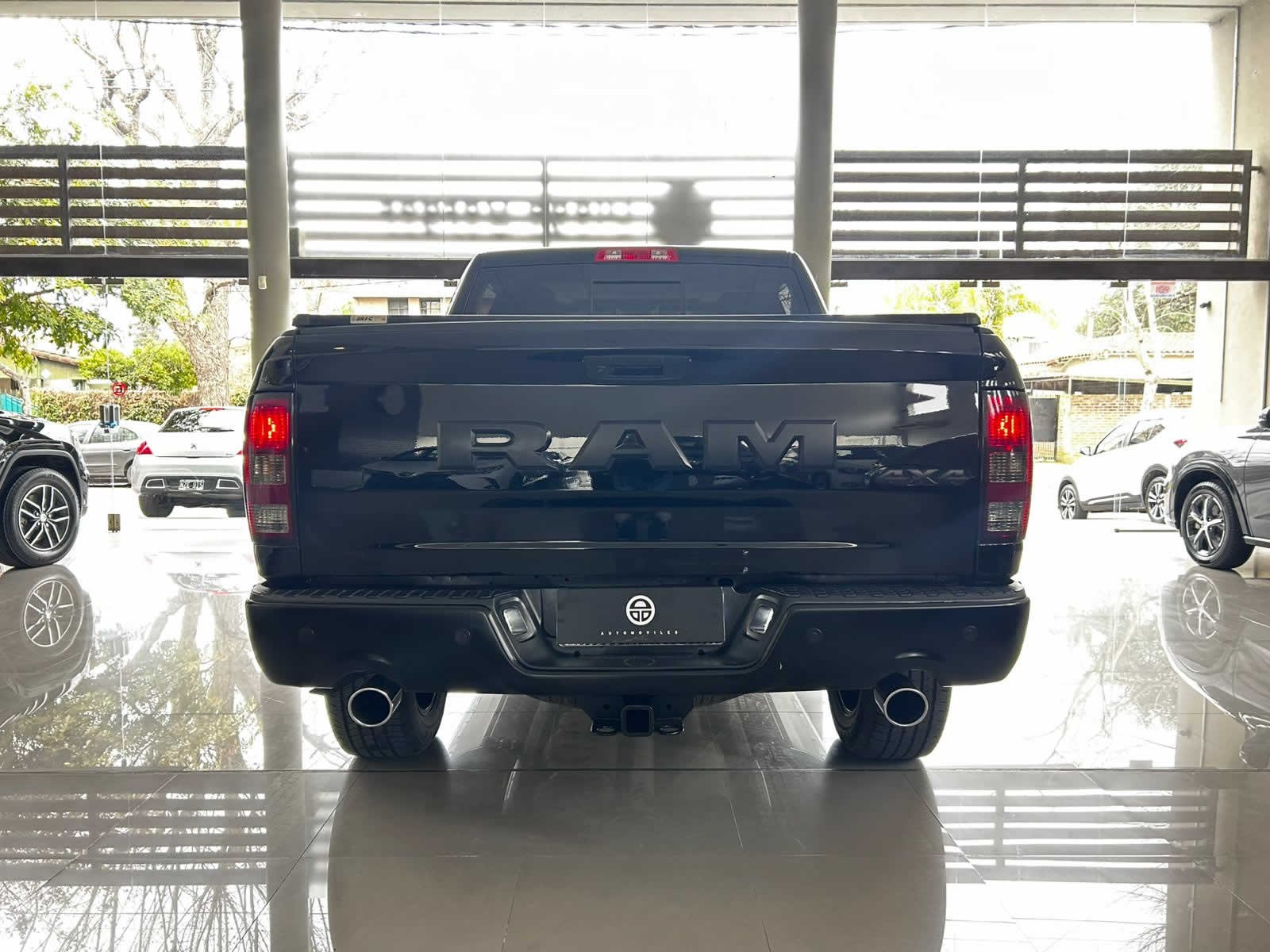 
 RAM 1500 Laramie v8 2020 88000km full									