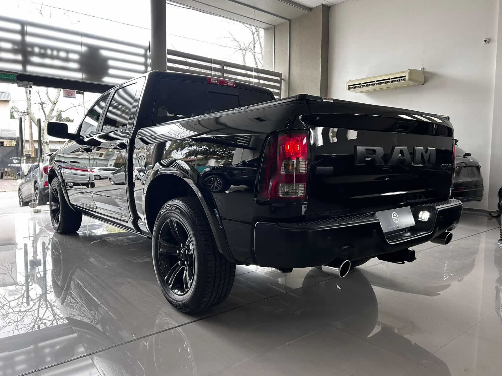 
 RAM 1500 Laramie v8 2020 88000km full									