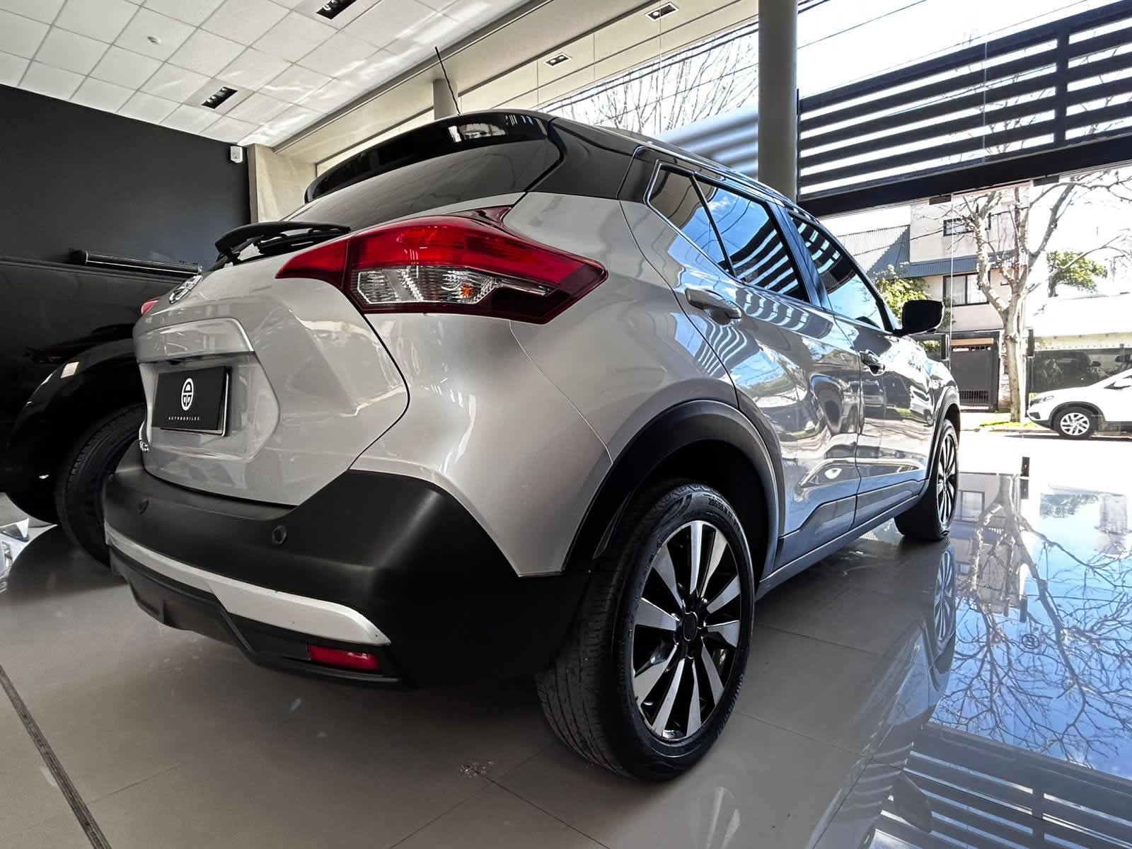 
 Nissan Kicks exclusive 2021 75000 km full									