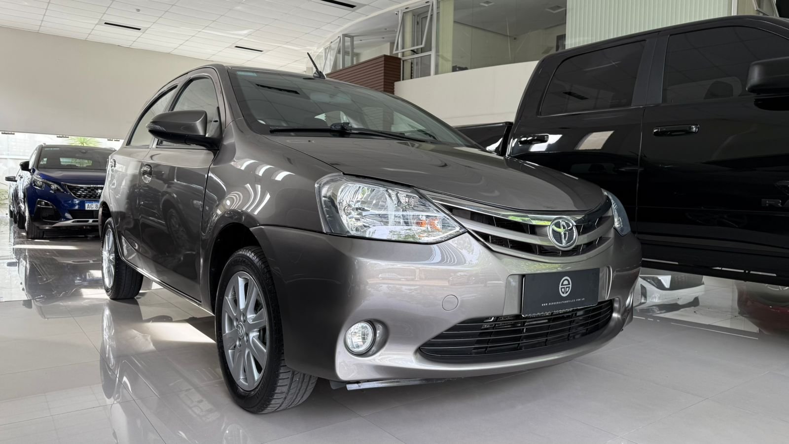 
 Toyota Etios XLS MT 2017 107000km full									