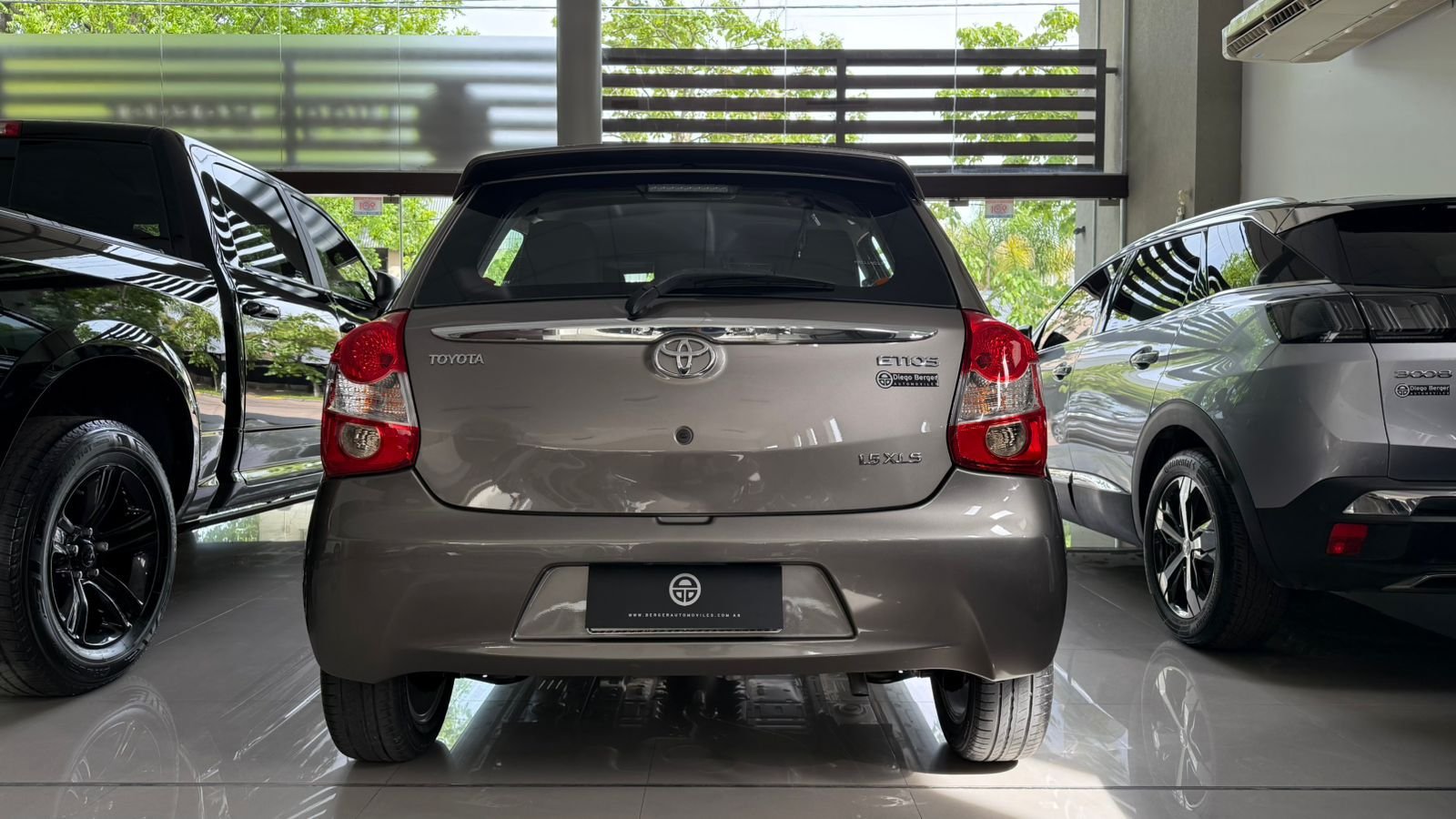 
 Toyota Etios XLS MT 2017 107000km full									