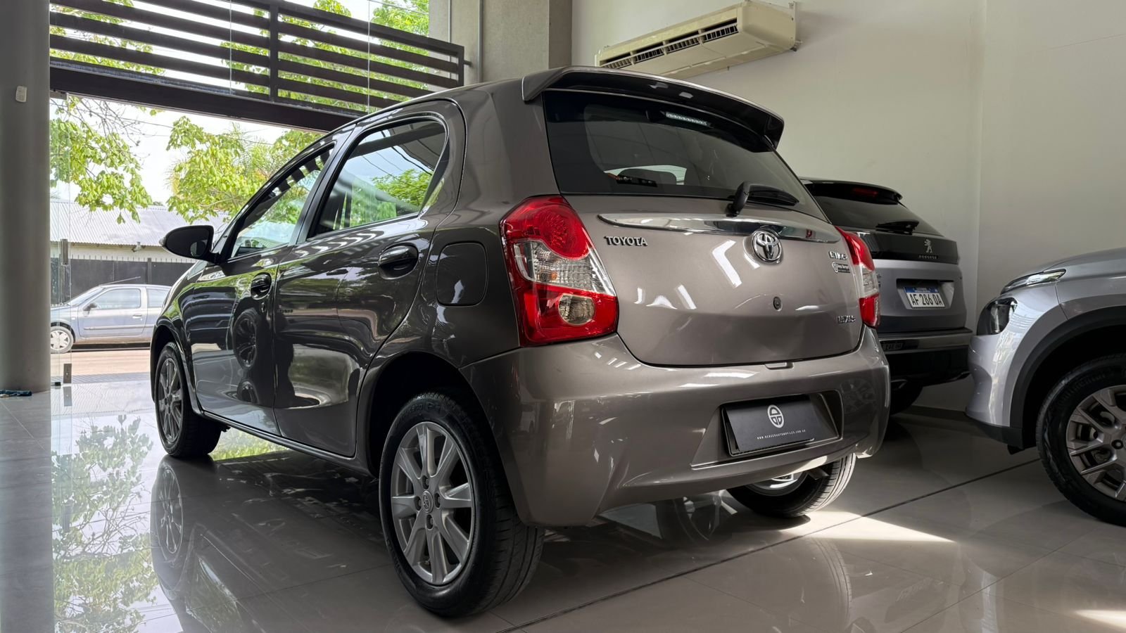 
 Toyota Etios XLS MT 2017 107000km full									