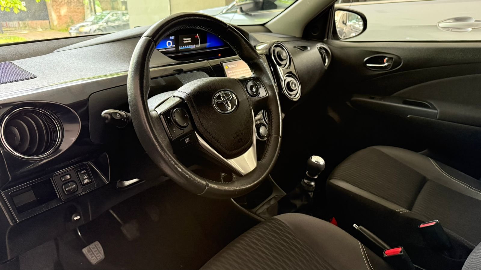 
 Toyota Etios XLS MT 2017 107000km full									