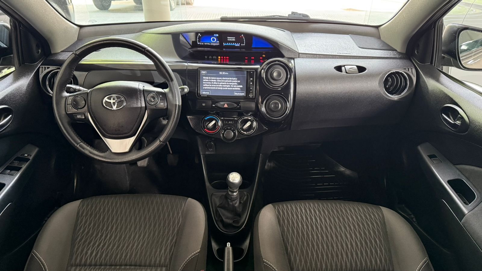 
 Toyota Etios XLS MT 2017 107000km full									