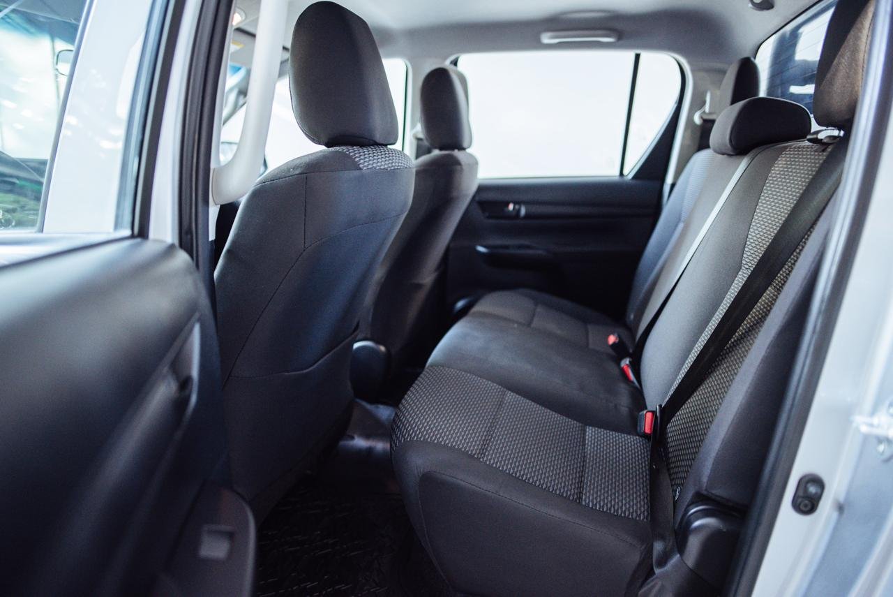 
 TOYOTA HILUX DX 2.4 MT 4×4 11500km 2023 full									