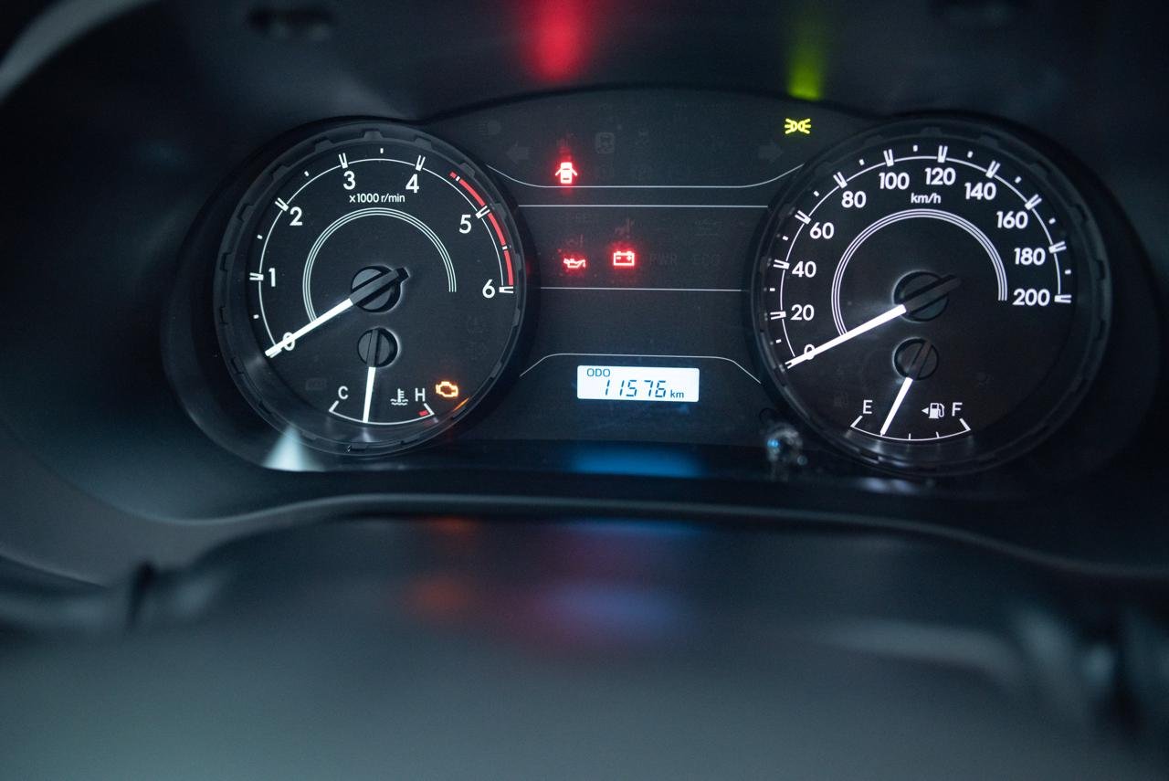 
 TOYOTA HILUX DX 2.4 MT 4×4 11500km 2023 full									