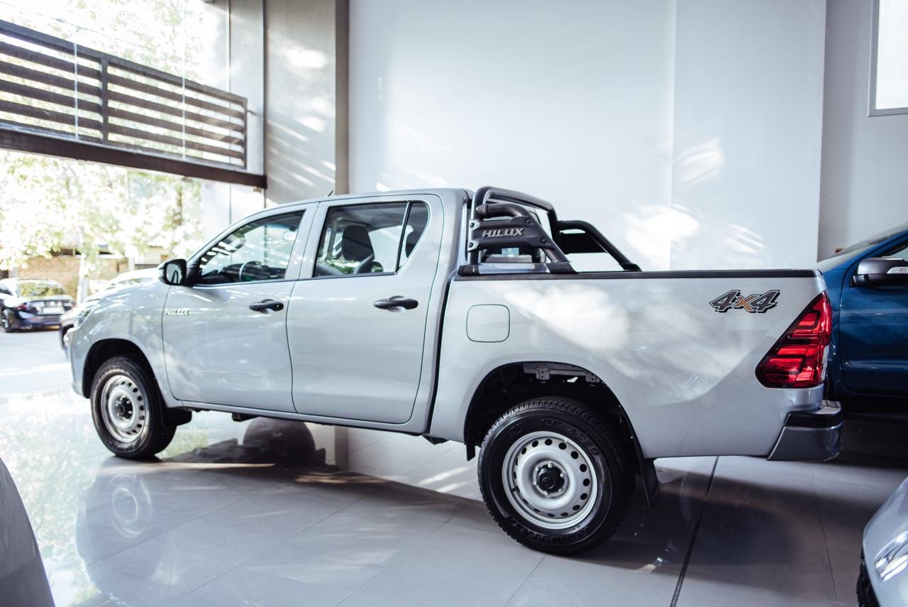 
 TOYOTA HILUX DX 2.4 MT 4×4 11500km 2023 full									