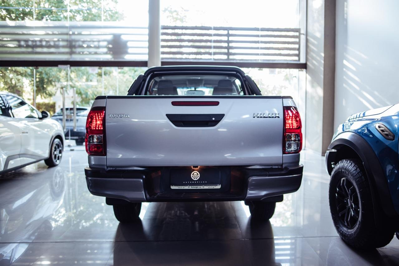 
 TOYOTA HILUX DX 2.4 MT 4×4 11500km 2023 full									