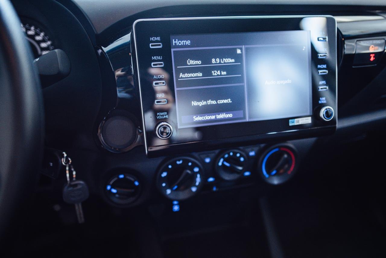 
 TOYOTA HILUX DX 2.4 MT 4×4 11500km 2023 full									