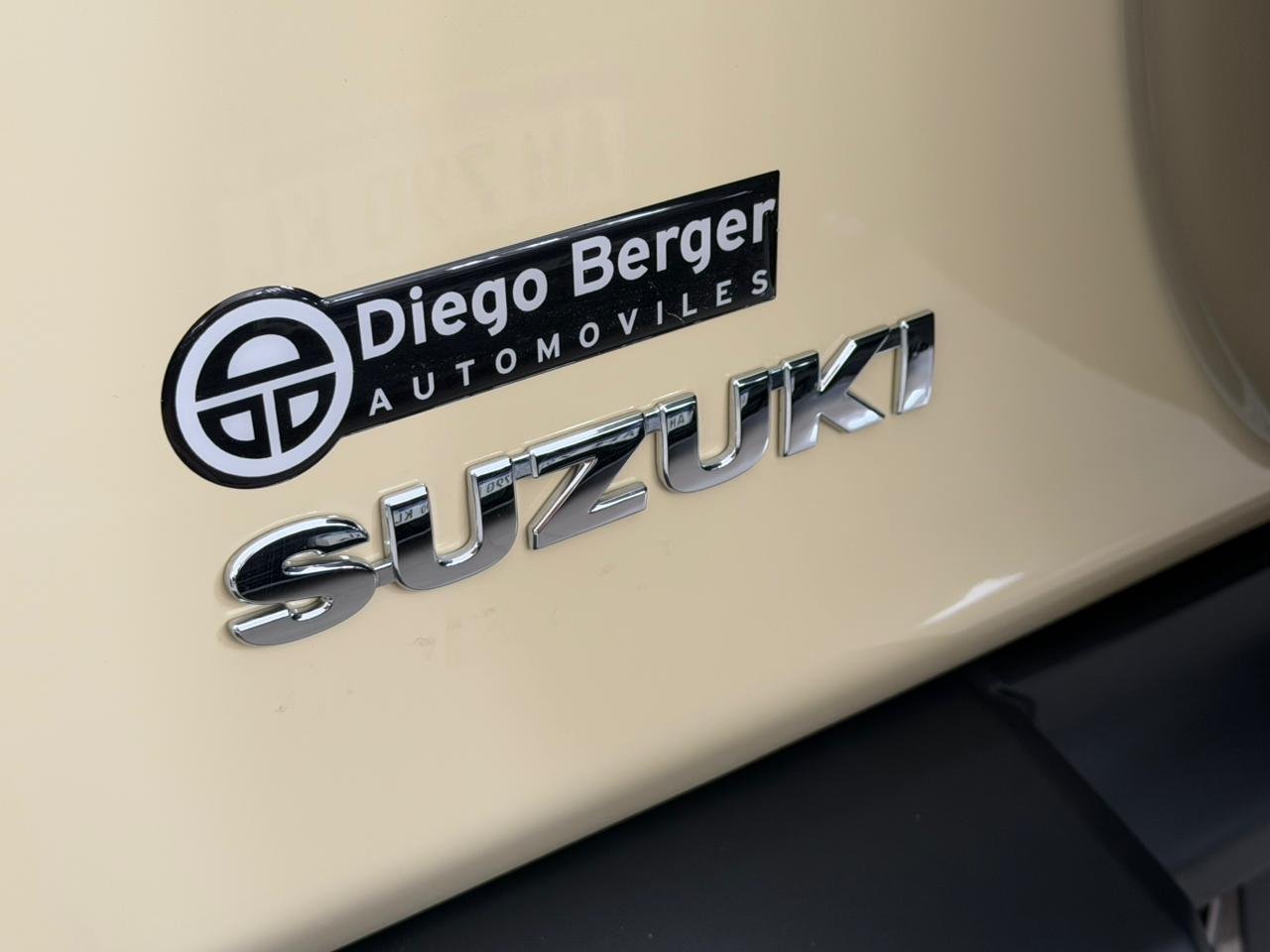 
 Suzuki Jimmy 1.5 GLX AT Bitono full									