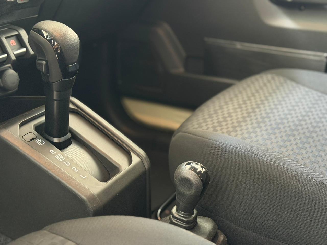 
 Suzuki Jimmy 1.5 GLX AT Bitono full									