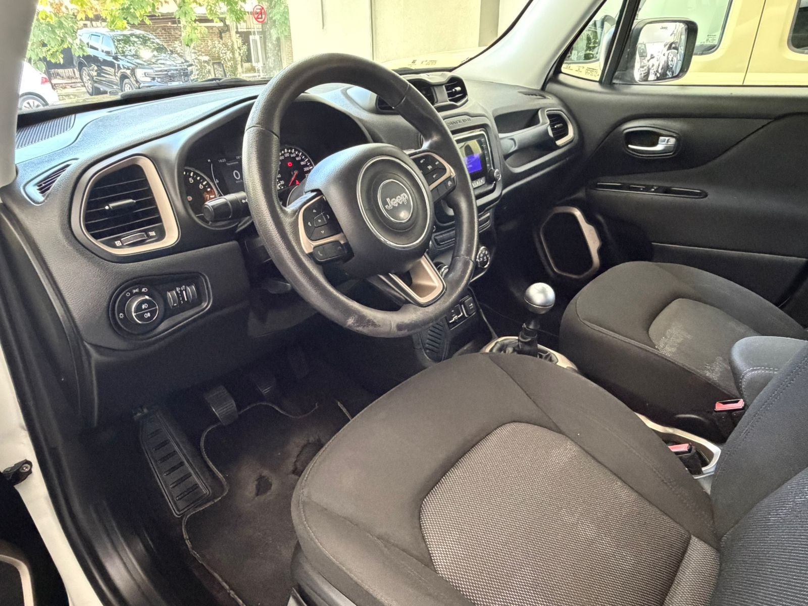 
 Jeep Sport Renagade 1.8 MT 2017 103000km full									