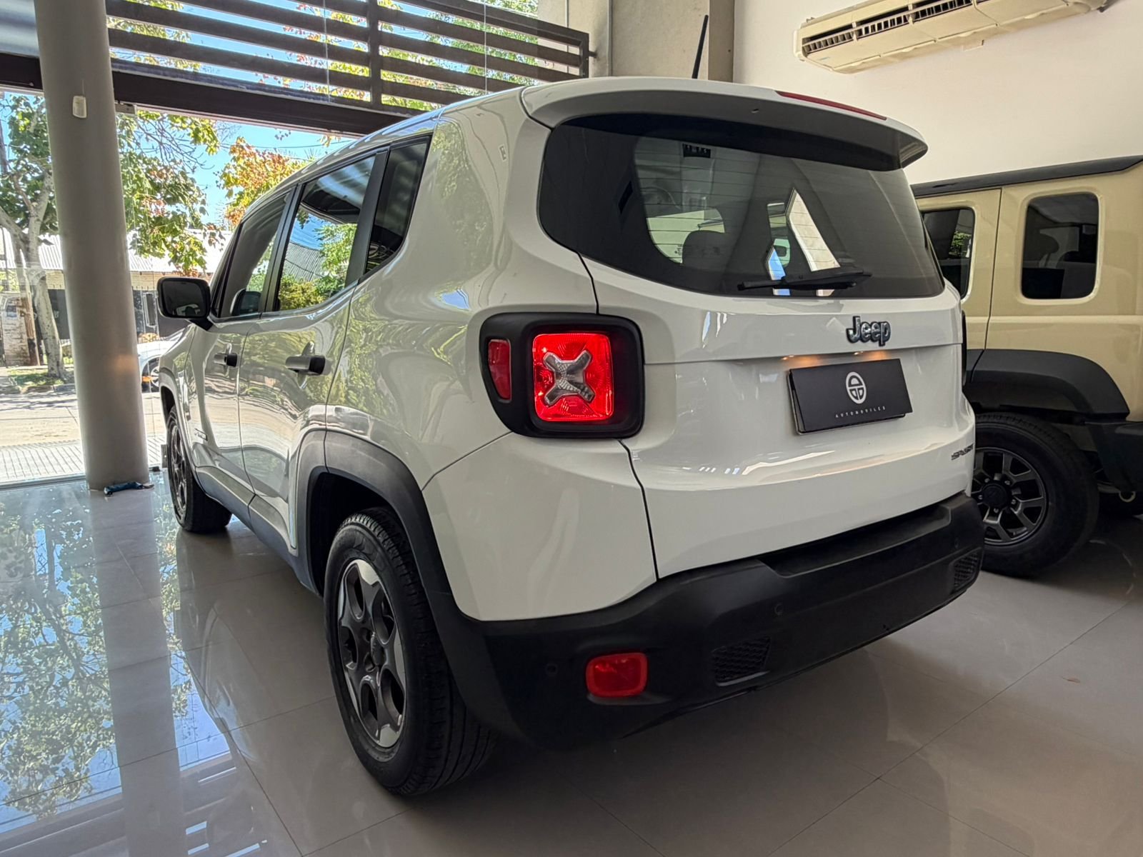 
 Jeep Sport Renagade 1.8 MT 2017 103000km full									