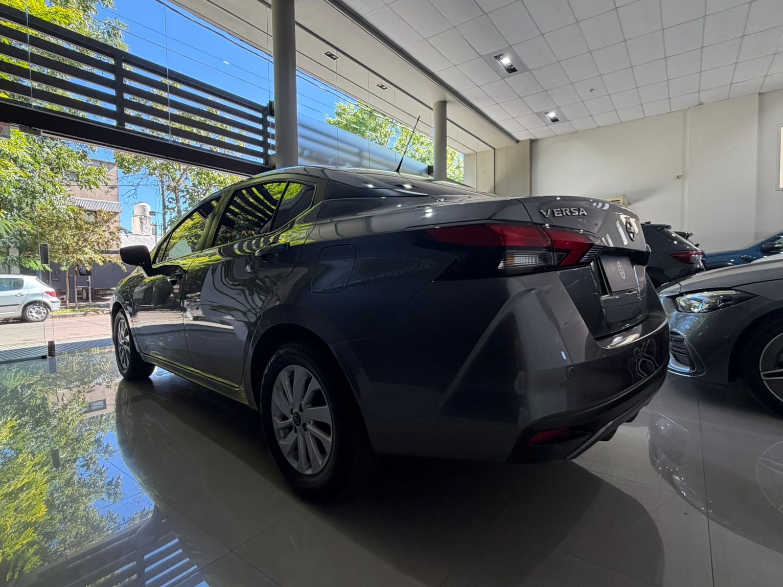 
 Nissan Versa Sense full									