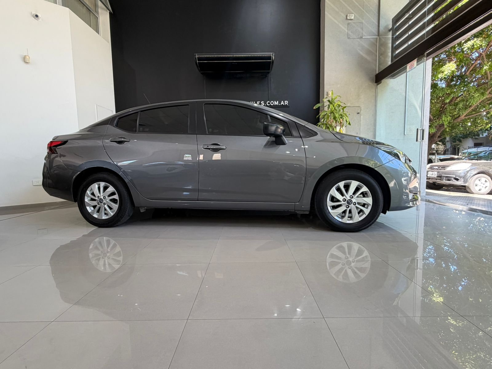 
 Nissan Versa Sense full									