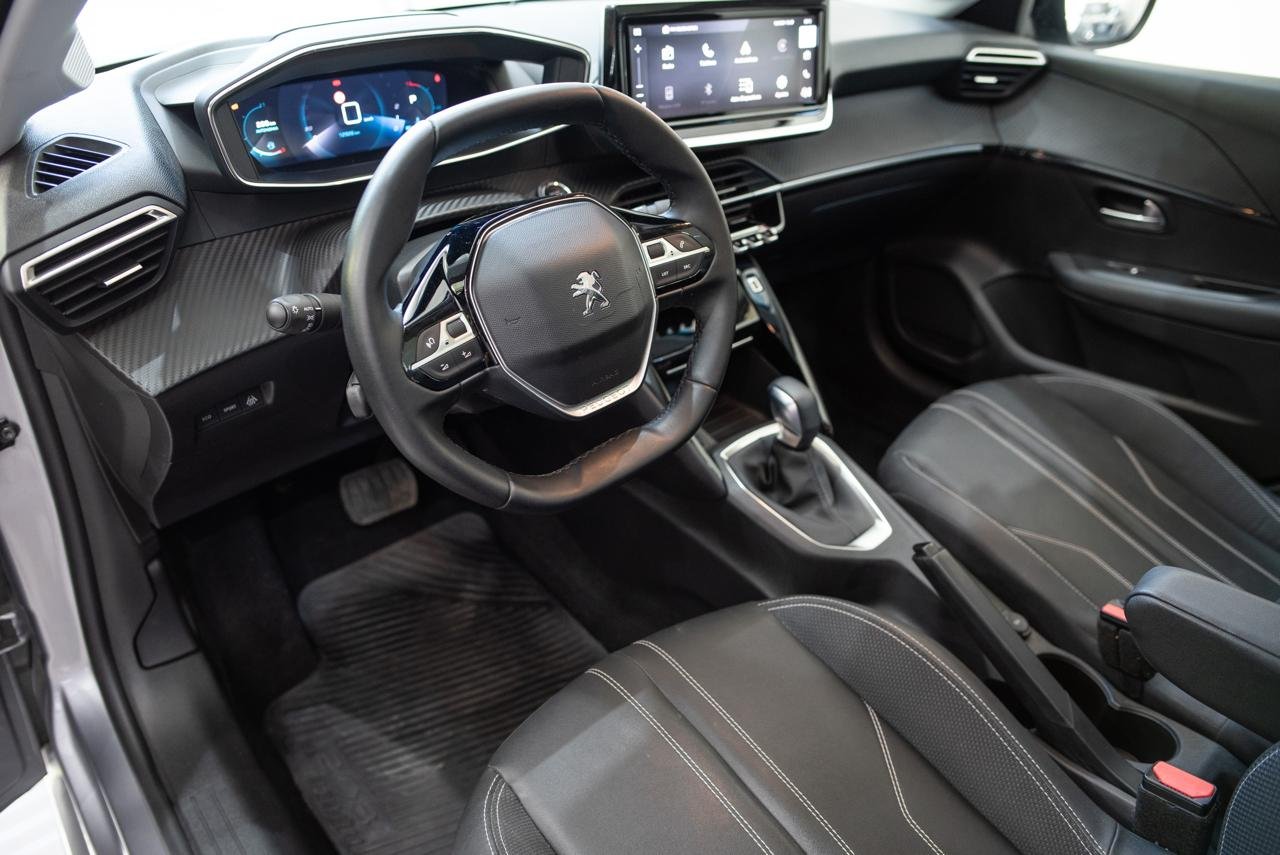 
 PEUGEOT 208 FELINE full									