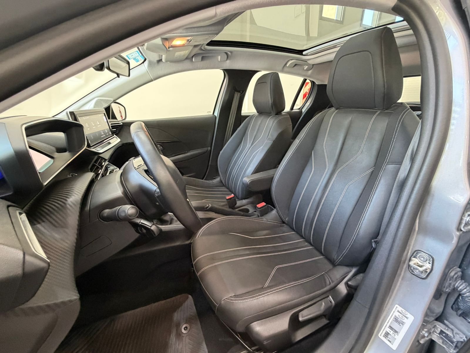 
 PEUGEOT 208 FELINE full									