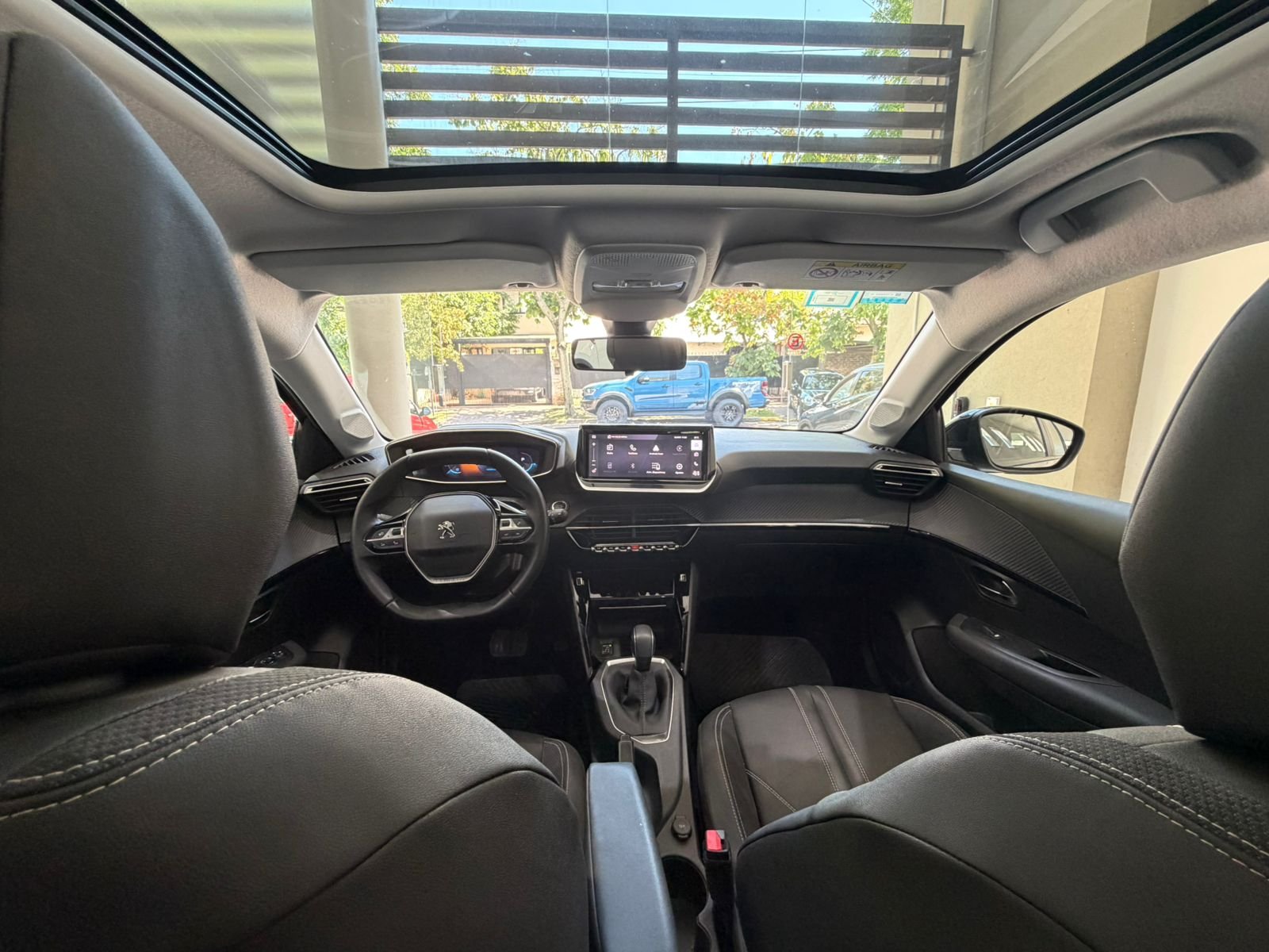 
 PEUGEOT 208 FELINE full									