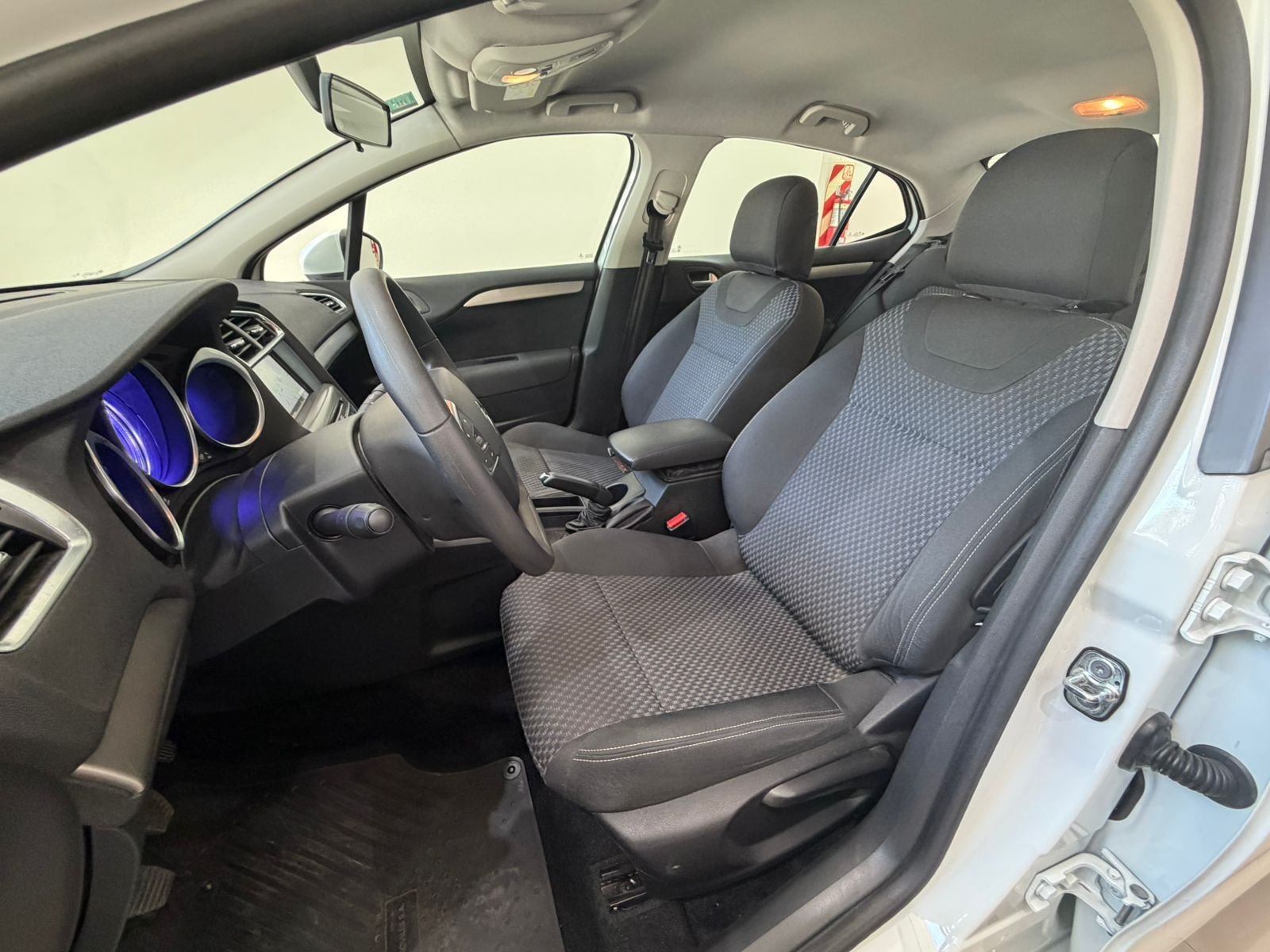 
 CITROEN C4 LOUNGE THP FEELPACK MT 2018 61000km full									