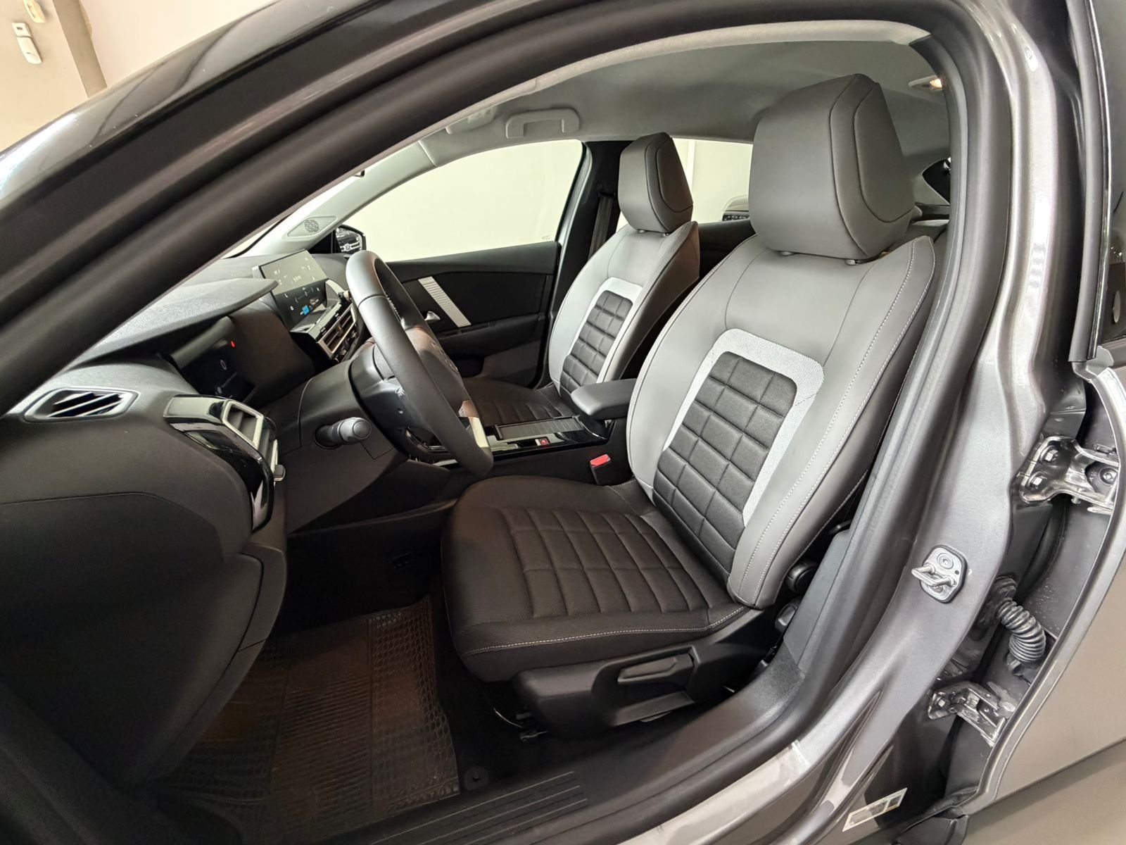 
 Citroen Nuevo C4 1.2 Hybrid Plus 0km 2026 entrega inmediata full									