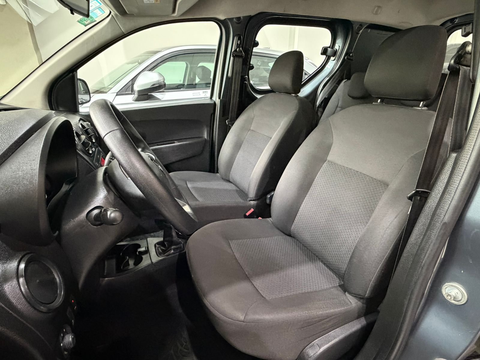 
 Renault kangoo II Express Confort 5A 1.6 Sce 2022 77000 km full									