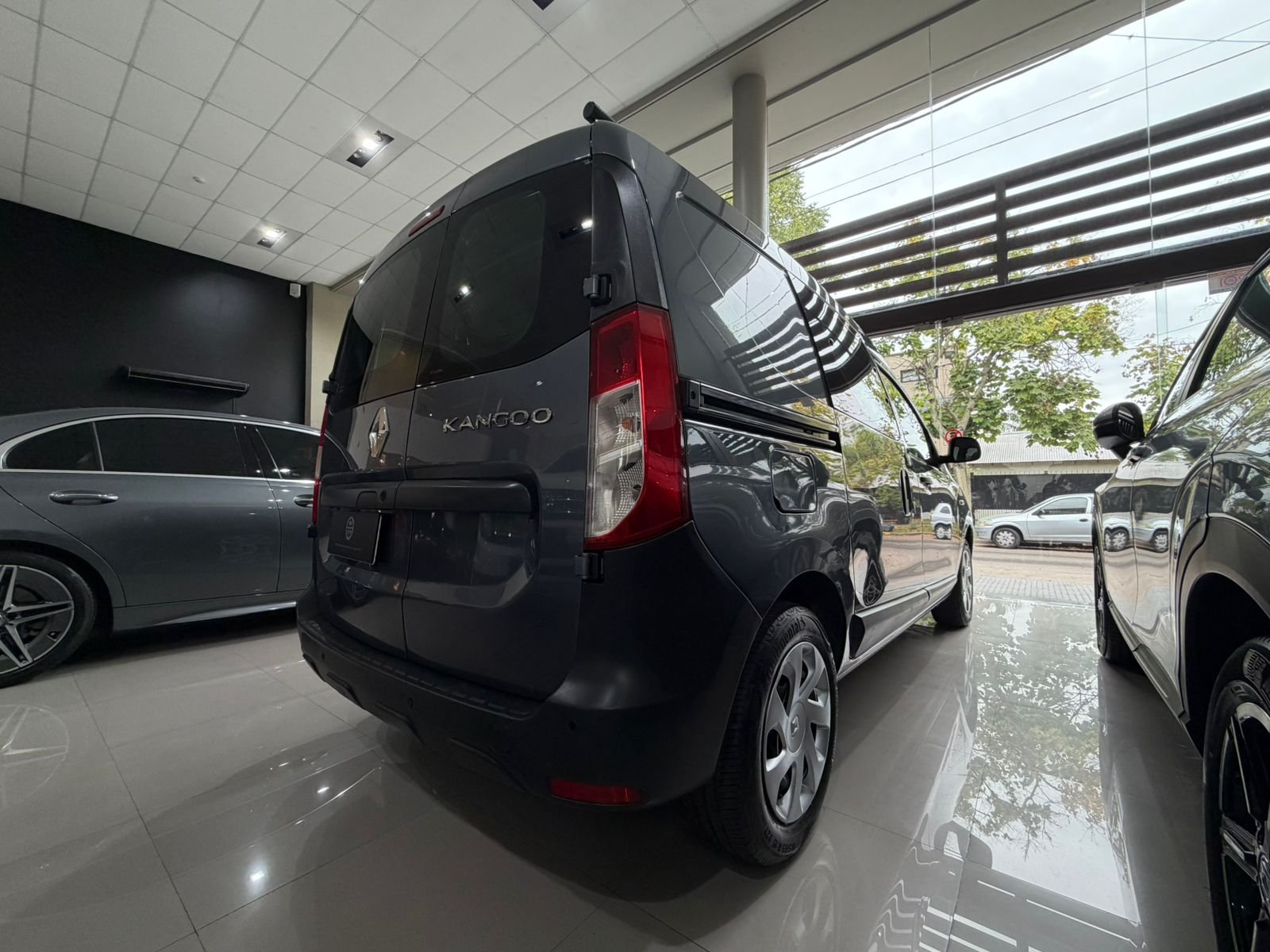 
 Renault kangoo II Express Confort 5A 1.6 Sce 2022 77000 km full									