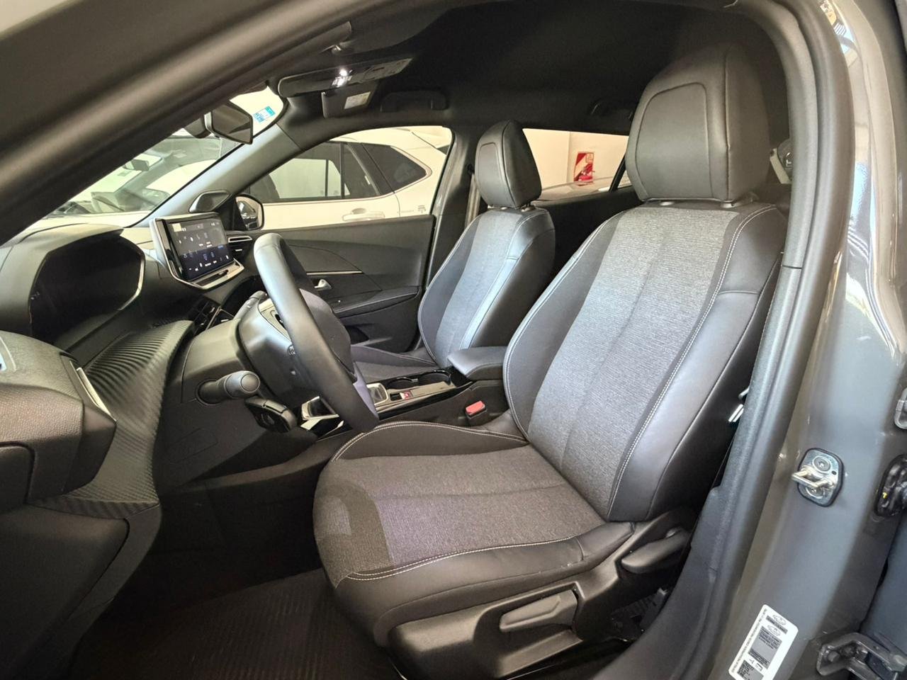 
 Peugeot 2008 Allure 2025 8000km full									