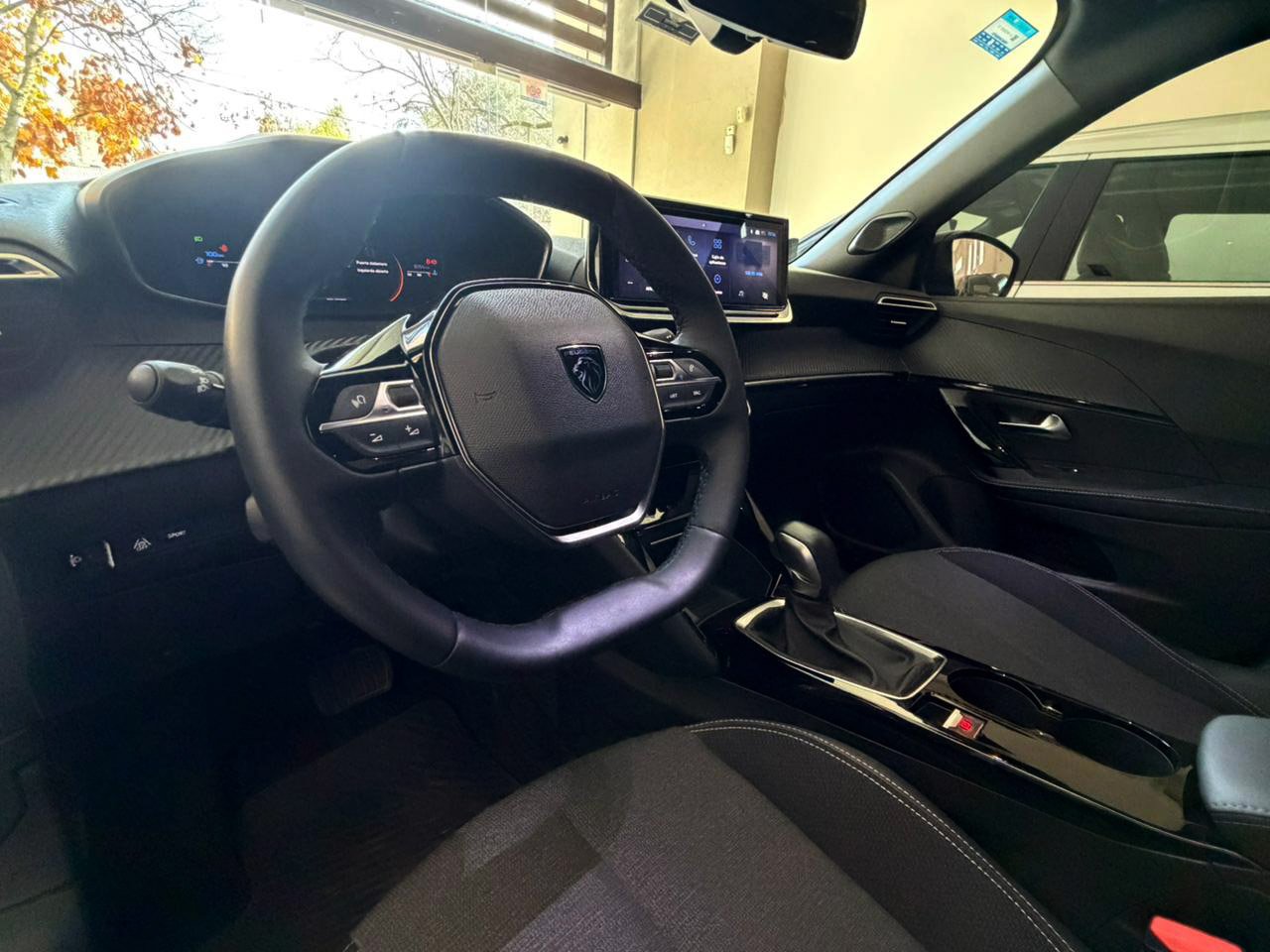 
 Peugeot 2008 Allure 2025 8000km full									