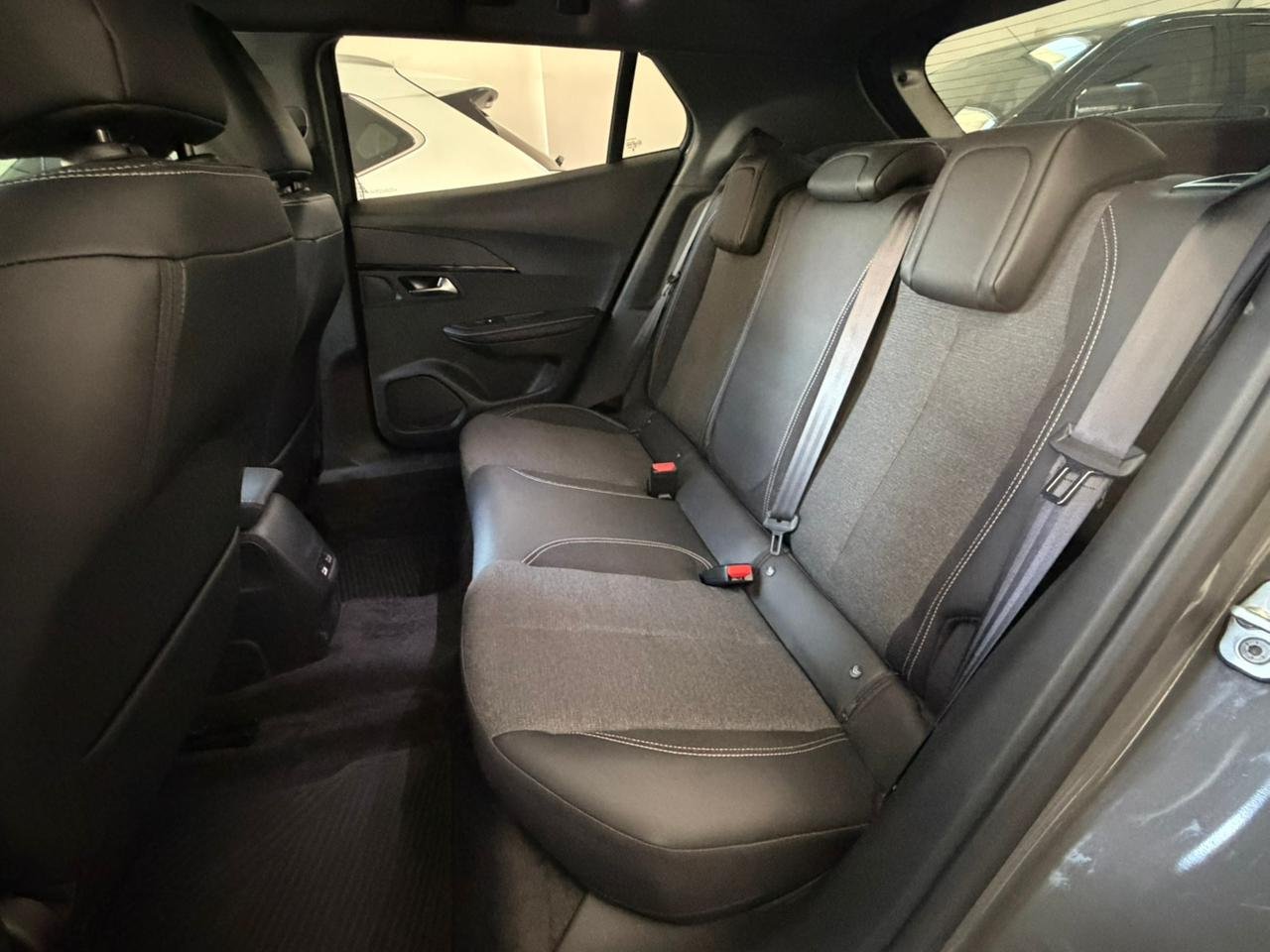 
 Peugeot 2008 Allure 2025 8000km full									