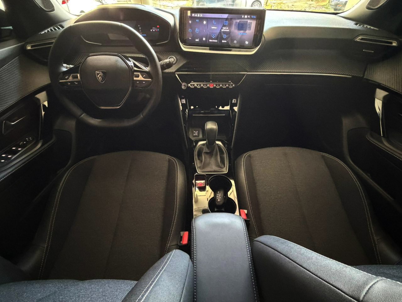 
 Peugeot 2008 Allure 2025 8000km full									