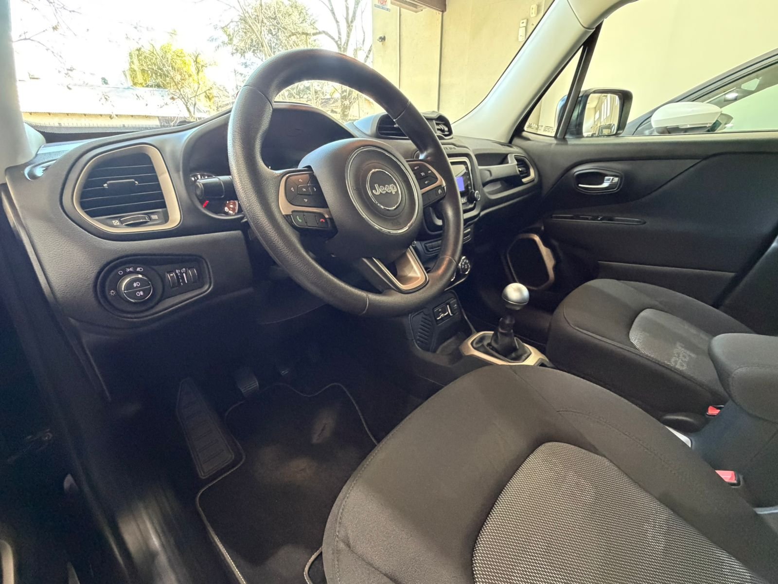 
 Jeep Renegade Sport 2017 MT 125000 km full									