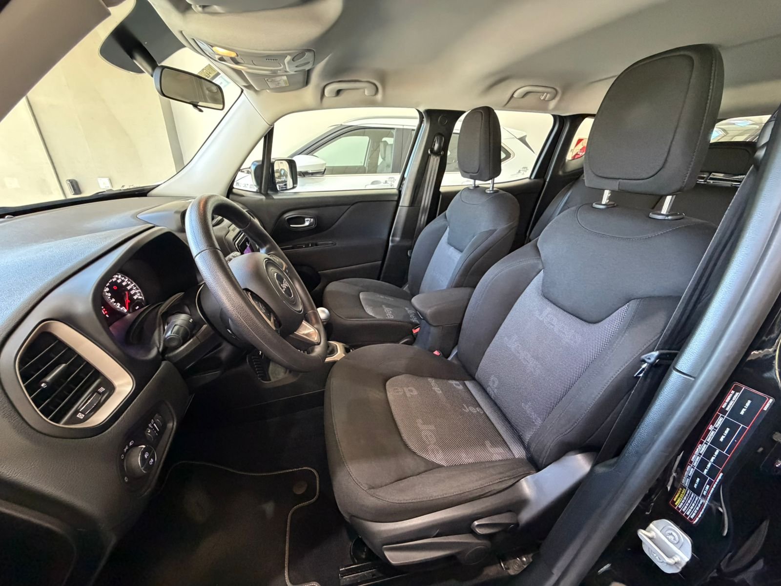 
 Jeep Renegade Sport 2017 MT 125000 km full									