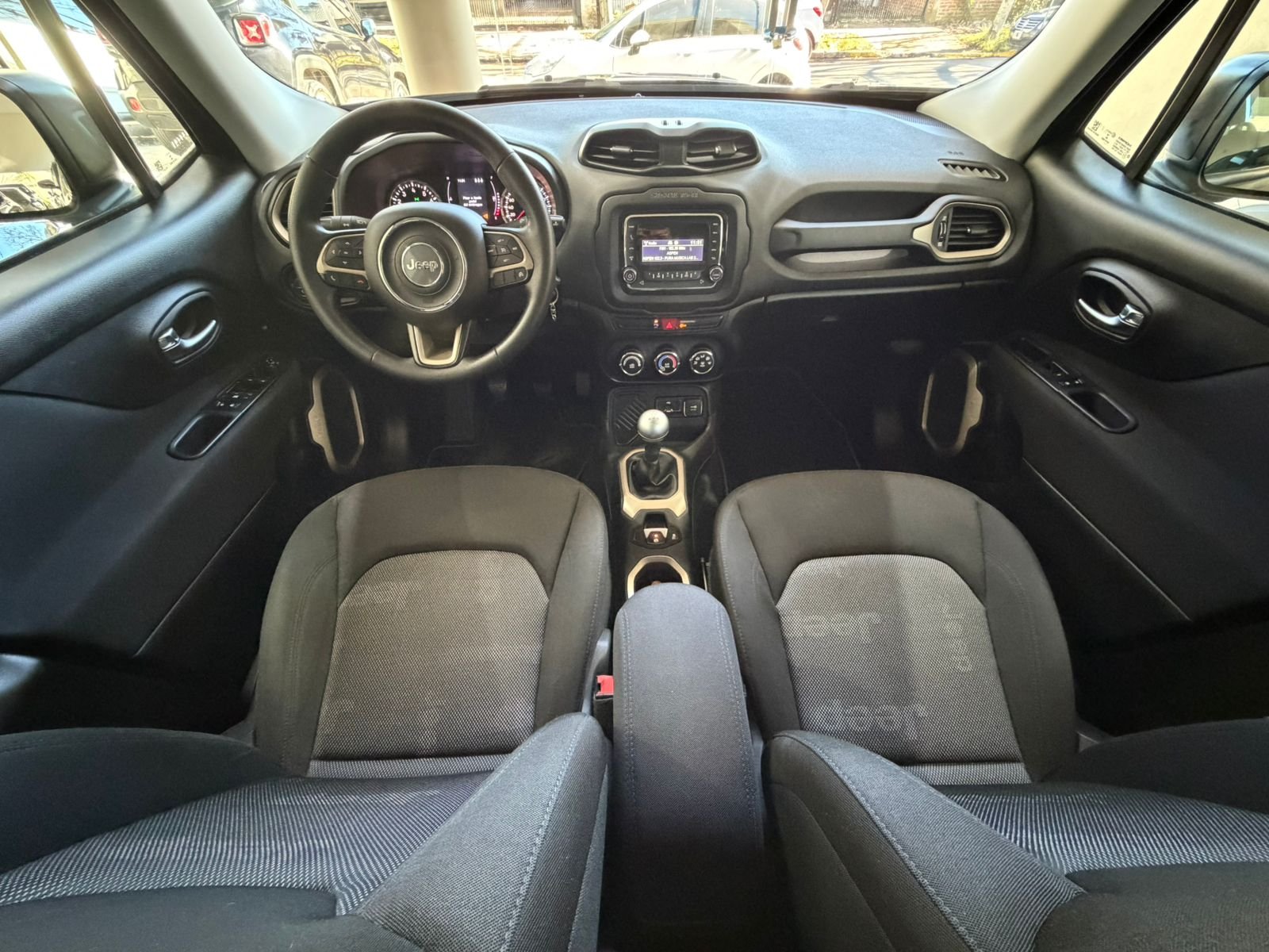 
 Jeep Renegade Sport 2017 MT 125000 km full									